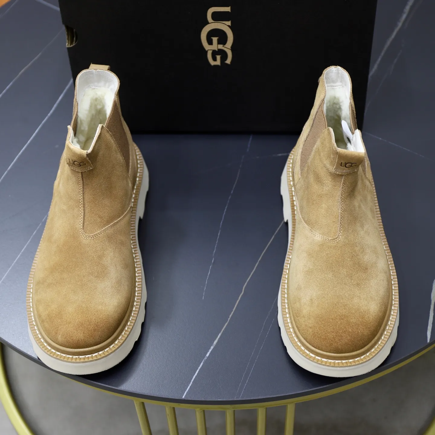 Ex-factory price: 640💰Thick wool imported from Australia Brand: UGG genuine purchasing agent Size: 39-45 Grade: Official website 1:1 Material: First layer of genuine leather waterproof and antifreeze upper Real wool lining Original non-slip soft wear-resistant outsole Style category: Men's casual shoes Trendy style Comfortable on the feet Color: Official website color synchronization